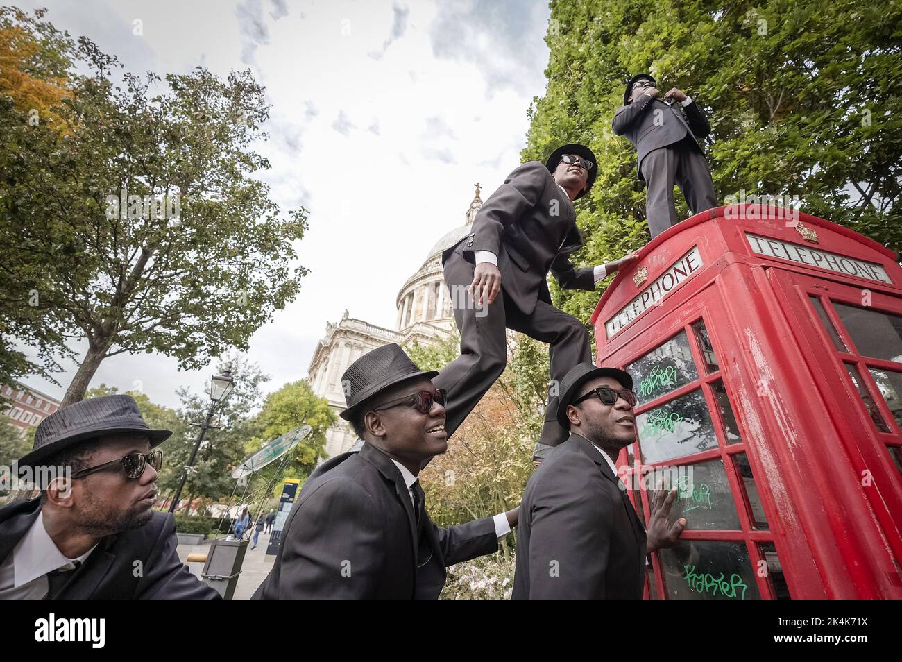 Londra, Regno Unito. 3rd ottobre 2022. I Black Blues Brothers eseguono acrobati vicino alla cattedrale di St Paul prima del loro tour autunnale nel Regno Unito. Questa troupe di acrobati professionisti del Kenya è un omaggio al film cult The Blues Brothers. Credit: Guy Corbishley/Alamy Live News Foto Stock