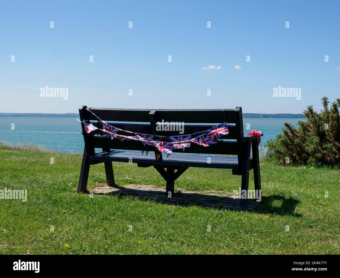 Panca pubblica con bunting, Lee-on-Solent, Hants, Regno Unito Foto Stock
