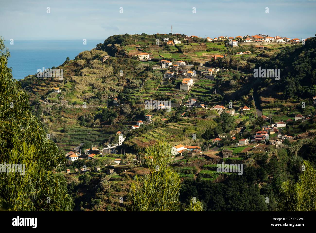 Vista panoramica delle case di Ribeira da Janela e del paesaggio terrazzato circostante, visto dal sentiero escursionistico Levada da Ribeira da Janela, Madeira Foto Stock