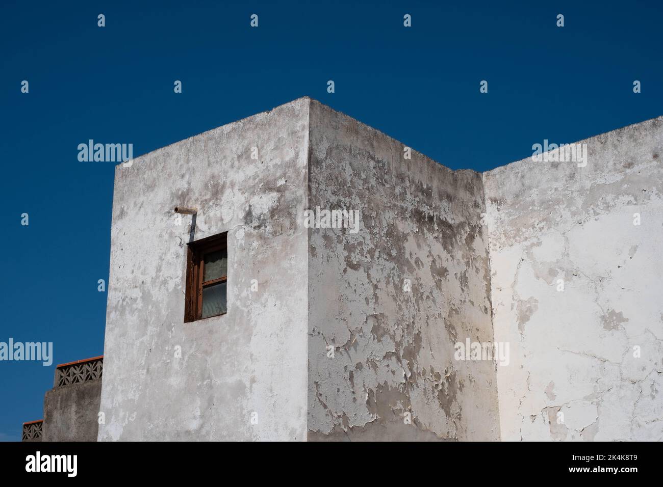 vecchio edificio con facciata intemperita Foto Stock