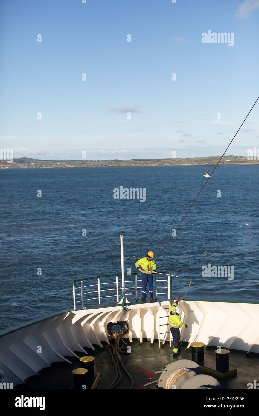 Marinai che lavorano a bordo di un traghetto irlandese tra i porti di Dublino e Holyhead Foto Stock