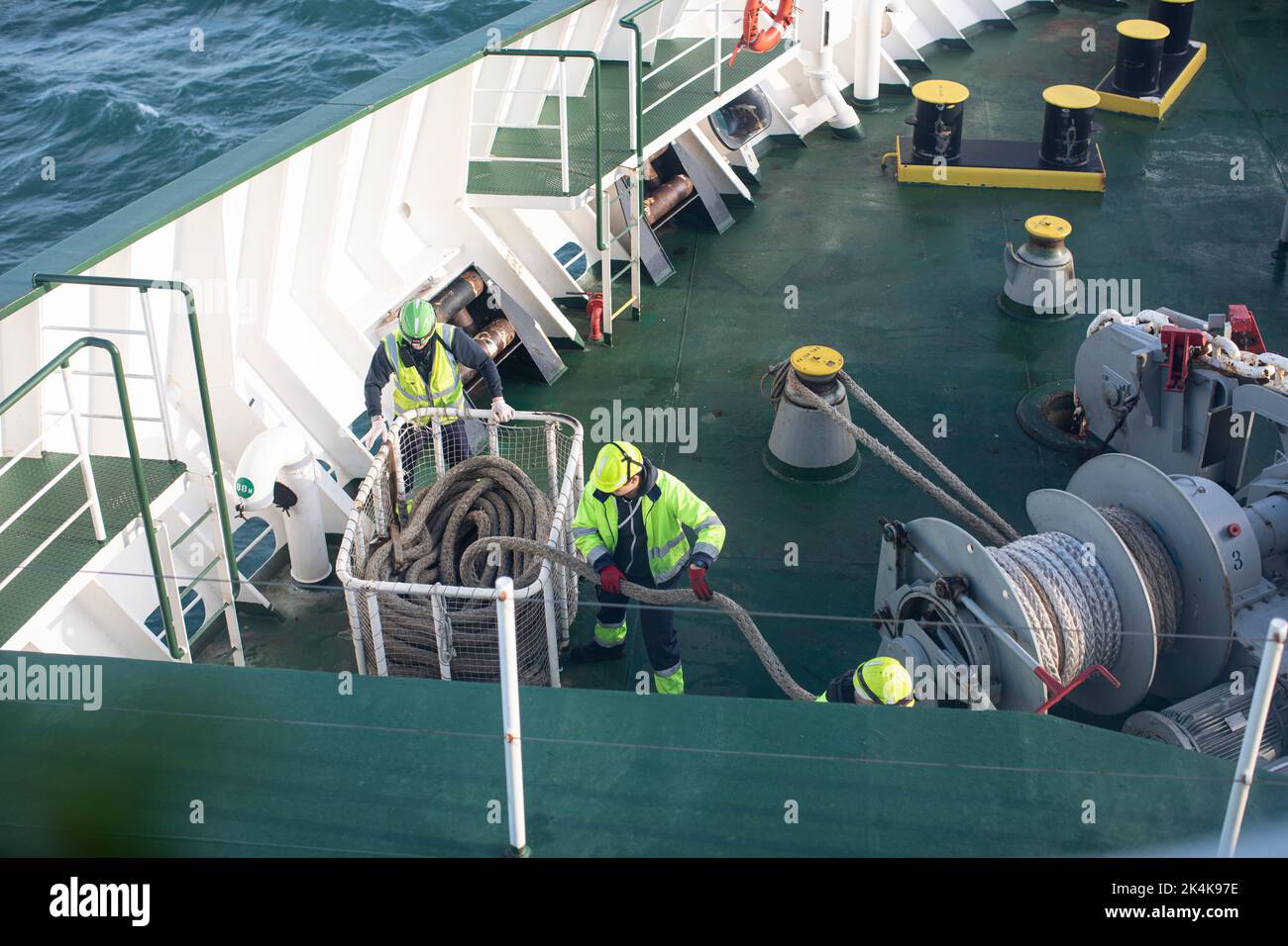 Marinai che lavorano a bordo di un traghetto irlandese tra i porti di Dublino e Holyhead Foto Stock