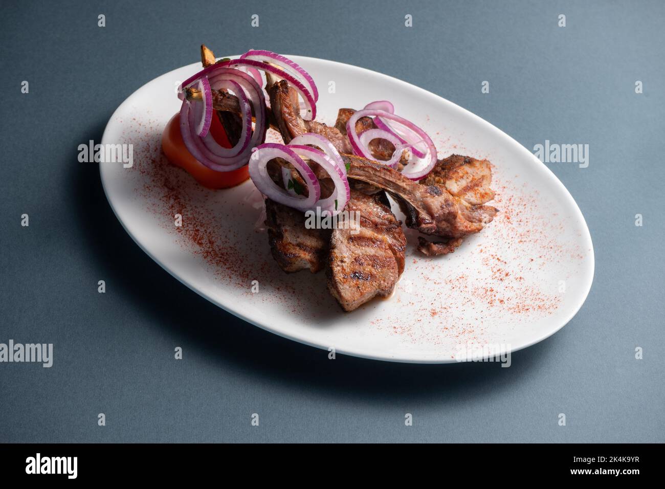 grigliate costolette di carne, vitello, manzo, agnello rack con verdure, isolato Foto Stock