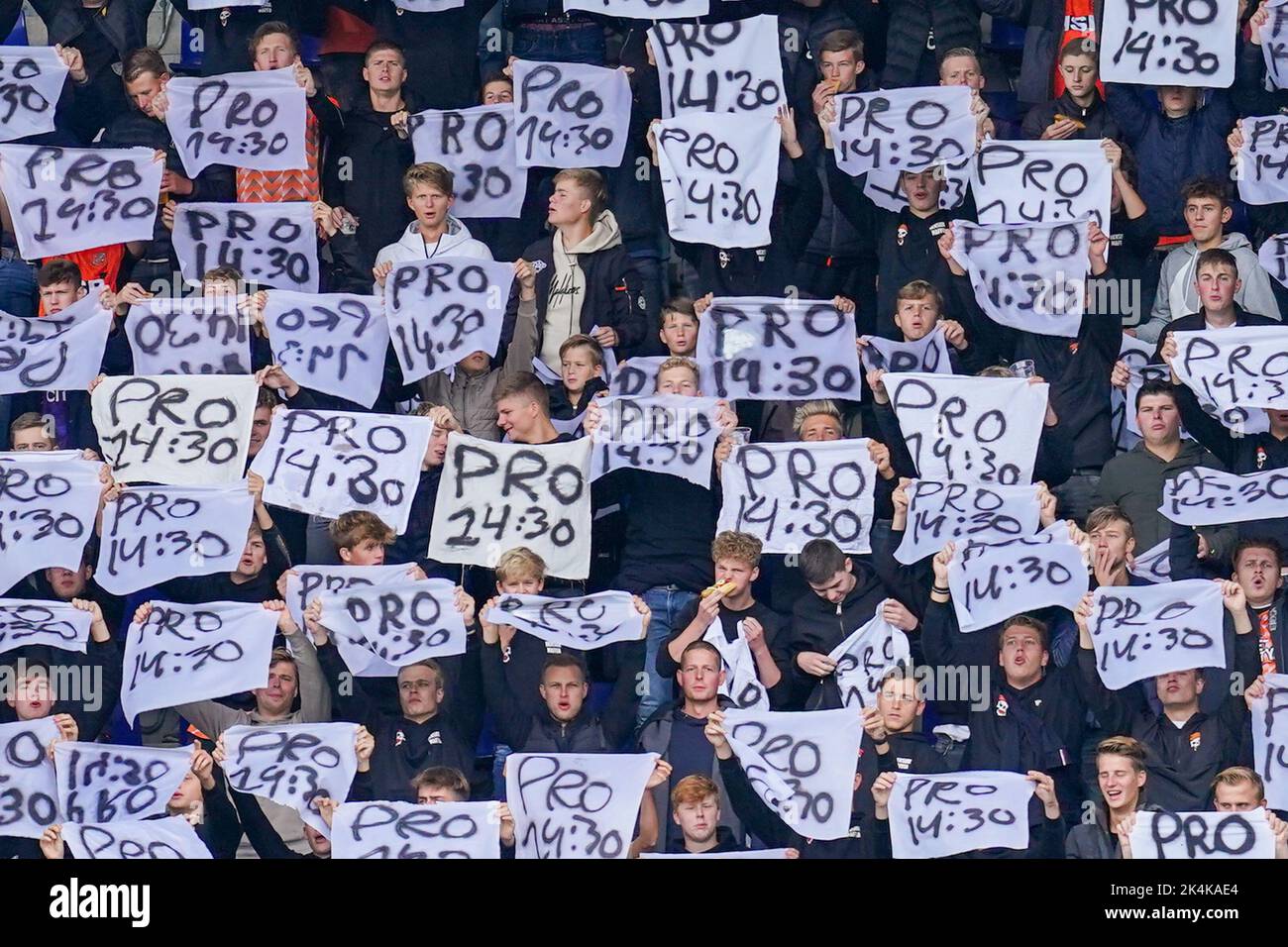 SITTARD, PAESI BASSI - 2 OTTOBRE: Tifosi e sostenitori del FC Volendam con segnali di protesta contro l'ora di inizio del gioco prima della partita olandese Eredivie tra Fortuna Sittard e FC Volendam a Fortuna Sittard Stadion il 2 ottobre 2022 a Sittard, Paesi Bassi (Foto di Joris Verwijst/Orange Pictures) Foto Stock