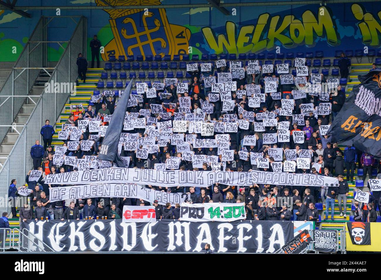 SITTARD, PAESI BASSI - 2 OTTOBRE: Tifosi e sostenitori del FC Volendam con segnali di protesta contro l'ora di inizio del gioco prima della partita olandese Eredivie tra Fortuna Sittard e FC Volendam a Fortuna Sittard Stadion il 2 ottobre 2022 a Sittard, Paesi Bassi (Foto di Joris Verwijst/Orange Pictures) Foto Stock