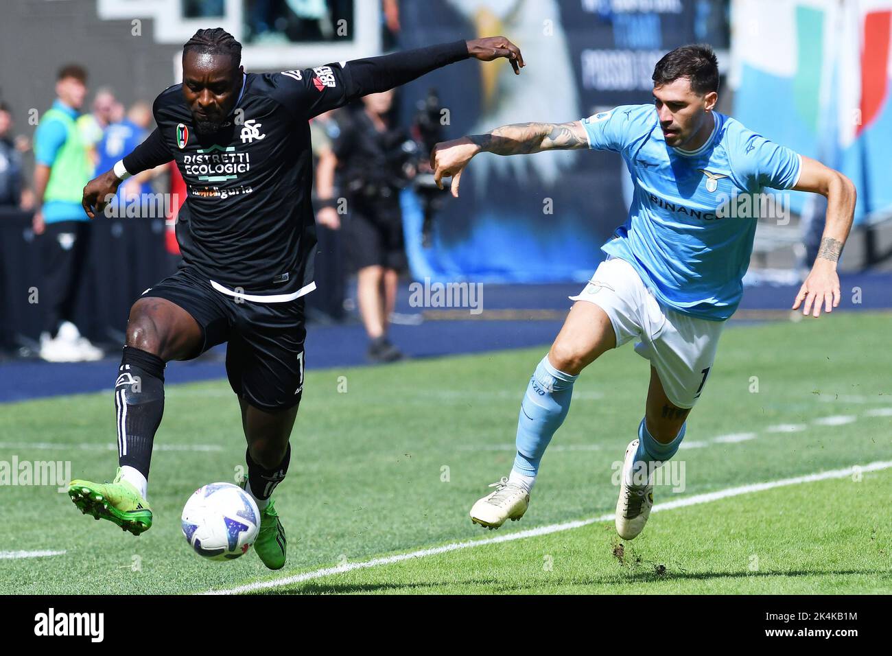 Stadio Olimpico, Roma, Italia: 02nd ottobre 2022; Serie A Football, SS Lazio contro Spezia; M'Bala Nzola di Spezia passa davanti ad Alessio Romagnoli della SS Lazio Foto Stock