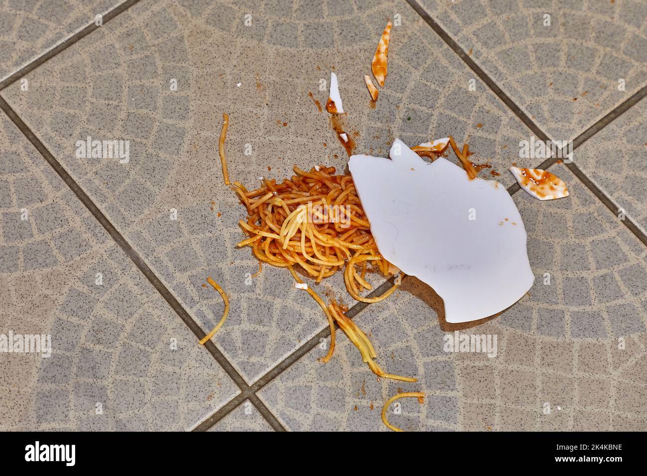 Piatto caduto di pasta nel pavimento della cucina Foto Stock