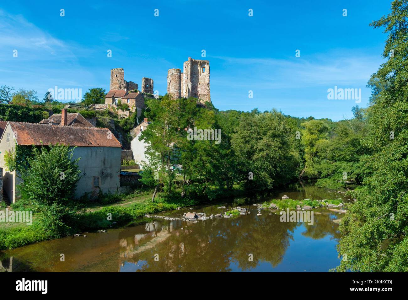 Herisson ha designato la Petite Cité de Caractère. Vista sul castello dei Ducs de Bourbon e sul fiume Aumance. Allier. Auvergne Rodano Alpi. Francia Foto Stock