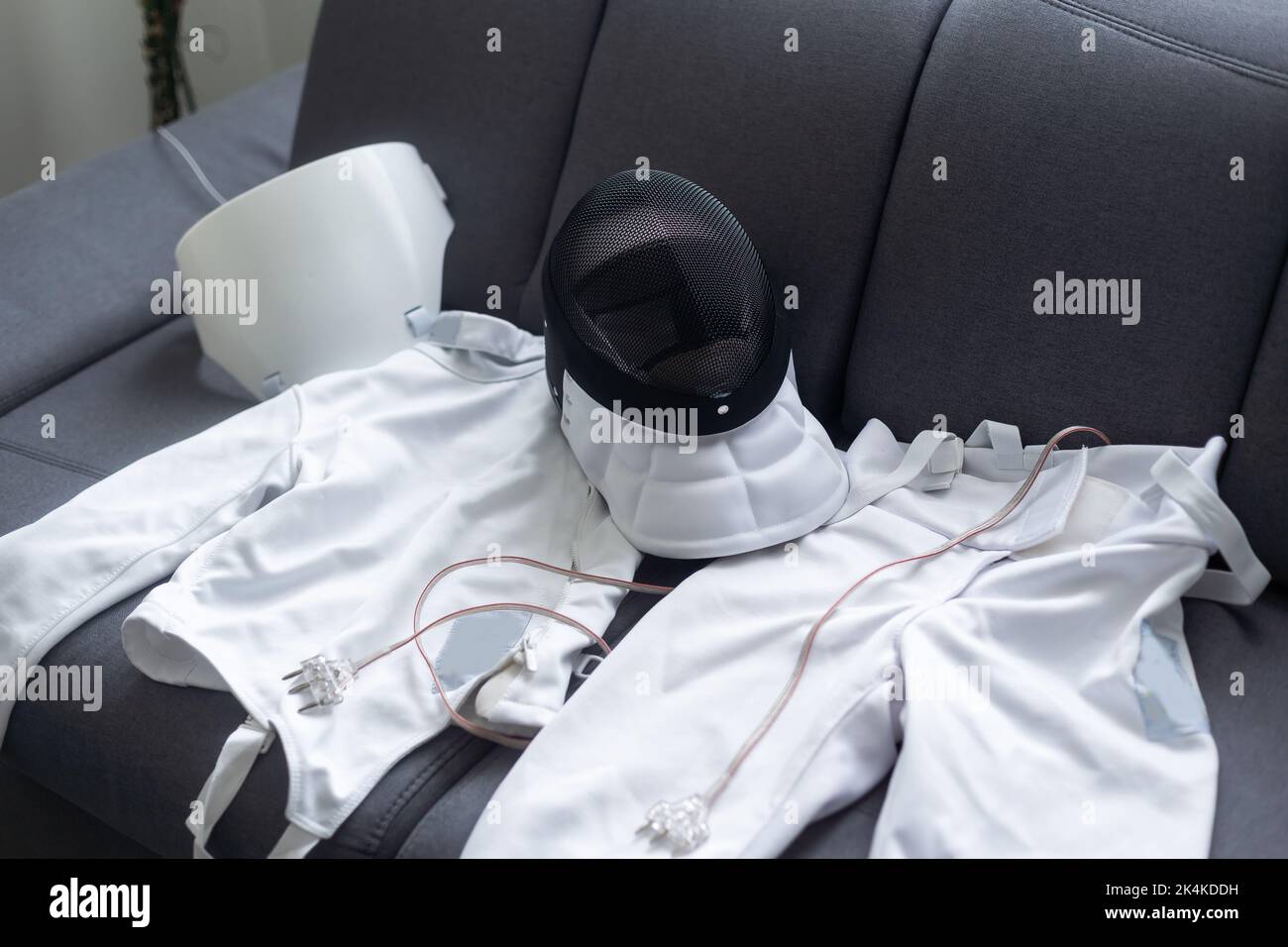 maschera di scherma e tuta di scherma sdraiata Foto Stock