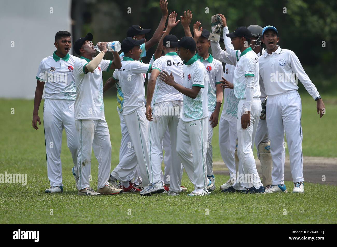 Prime Bank National School Cricket Tournament 2021-22 partita tra la Cumilla High School e Dhaka Metro Runner Up a Jagonnath Hal Ground a Dhaka uni Foto Stock