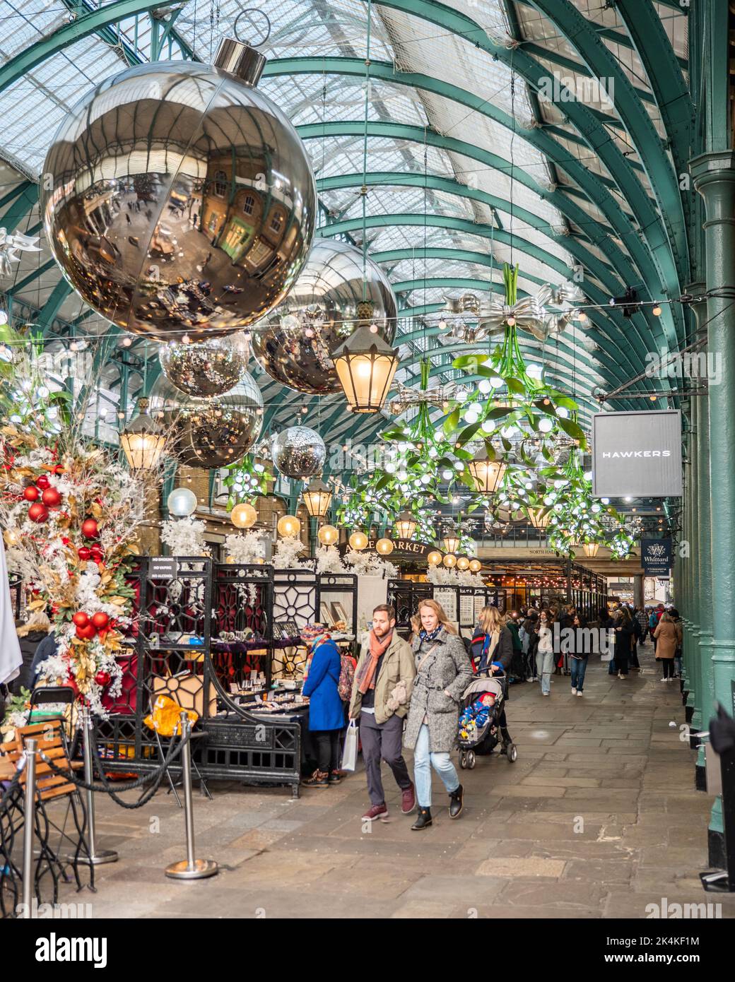 Mostra di Natale di Covent Garden, Londra. Il simbolo di Londra decorato per il suo mercato invernale annuale. Foto Stock