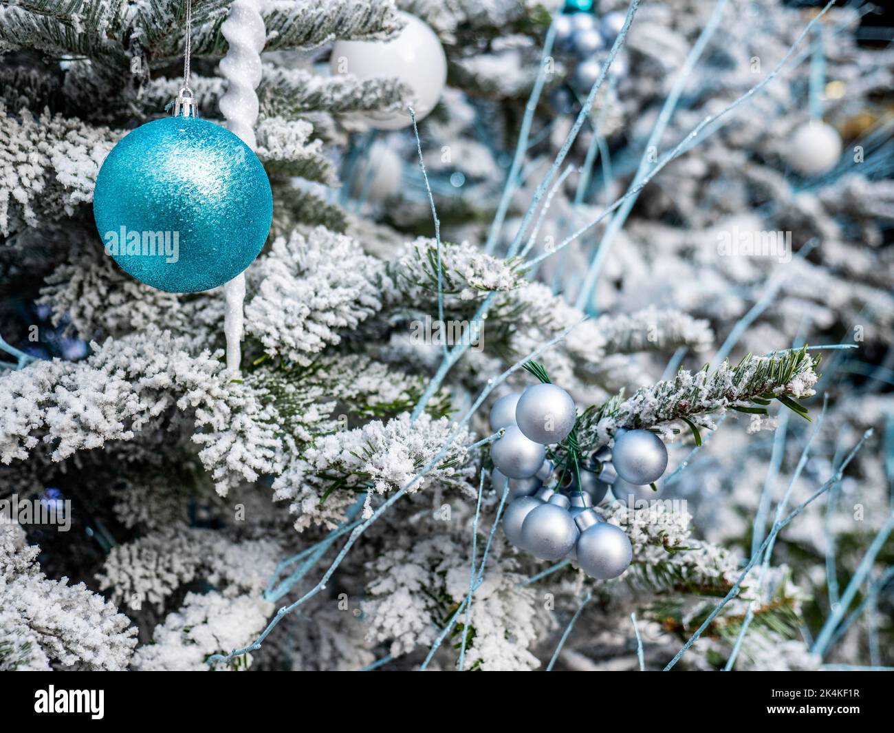Decorazione di Natale. Decorazioni natalizie tradizionali su un albero di Natale innevato. Foto Stock