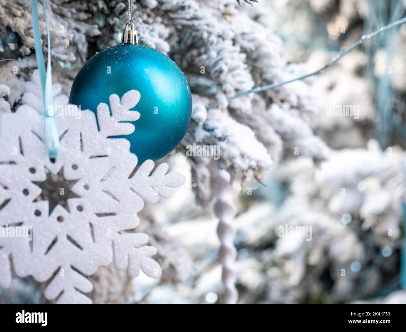 Decorazione di Natale. Decorazioni natalizie tradizionali su un albero di Natale innevato. Foto Stock