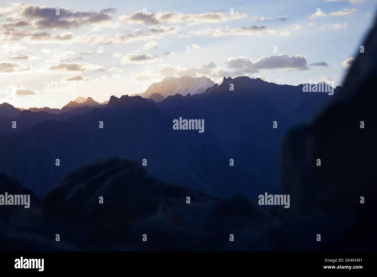 Splendido scenario luminoso all'alba della cima delle montagne con il ghiacciaio e la neve ad Almaty, Kazakhstan. Esterno e concetto di escursioni Foto Stock