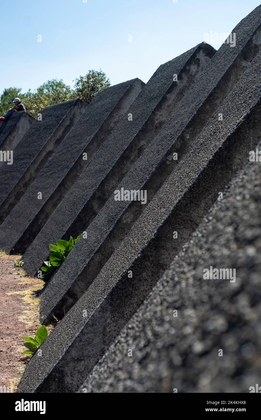 due persone che camminano, lunga esposizione sfocata, in pietra di sfondo scultura diversi livelli Foto Stock