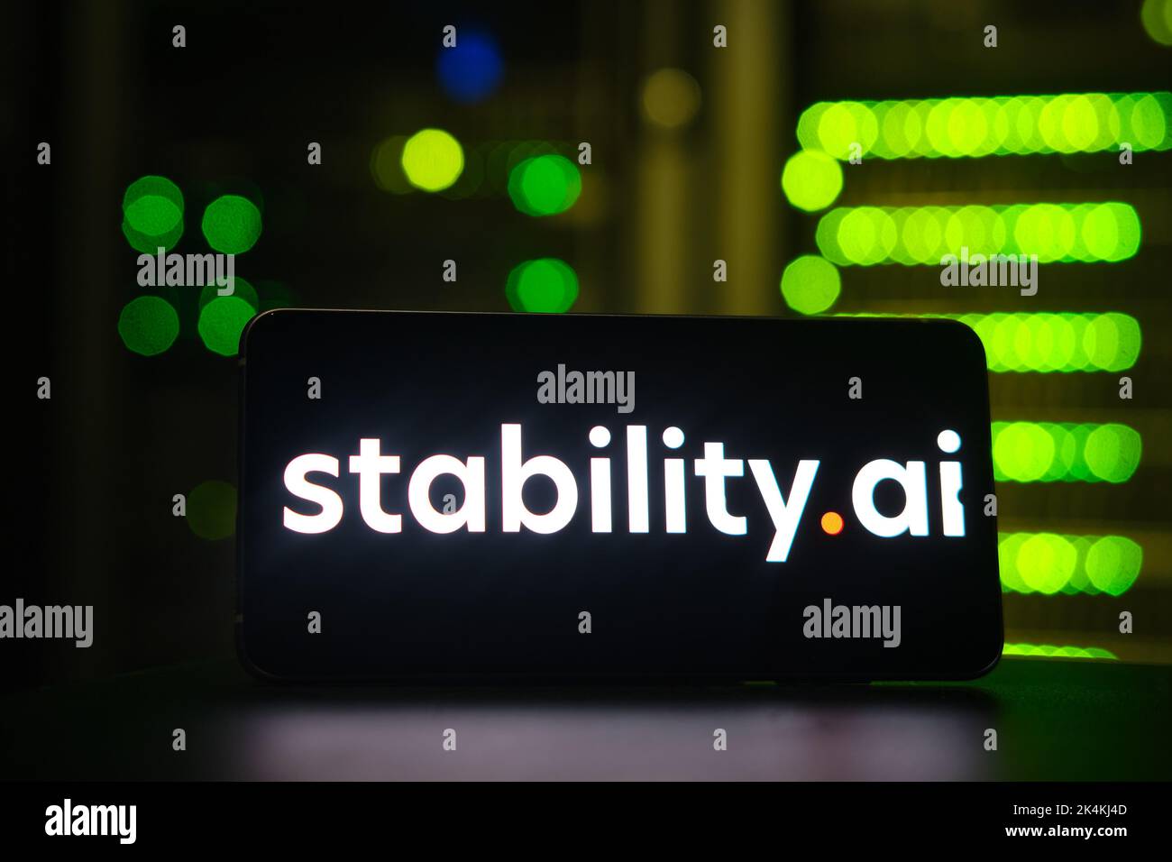 Stabilità del logo ai sullo schermo del telefono sullo sfondo della sala server. Smartphone con logo di rete neurale di intelligenza artificiale - Mosca, Russ Foto Stock