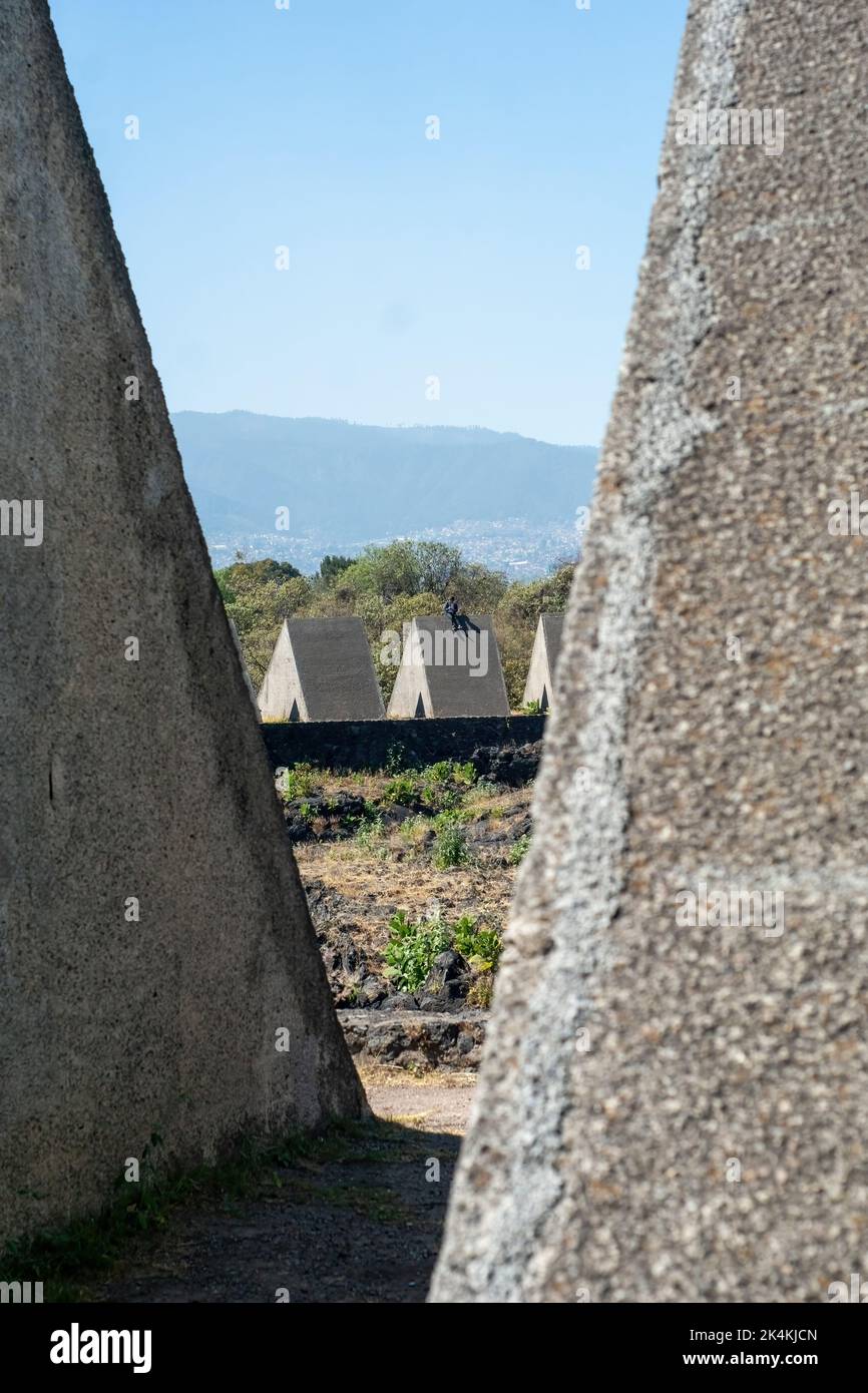 due persone che camminano, lunga esposizione sfocata, in pietra di sfondo scultura diversi livelli Foto Stock