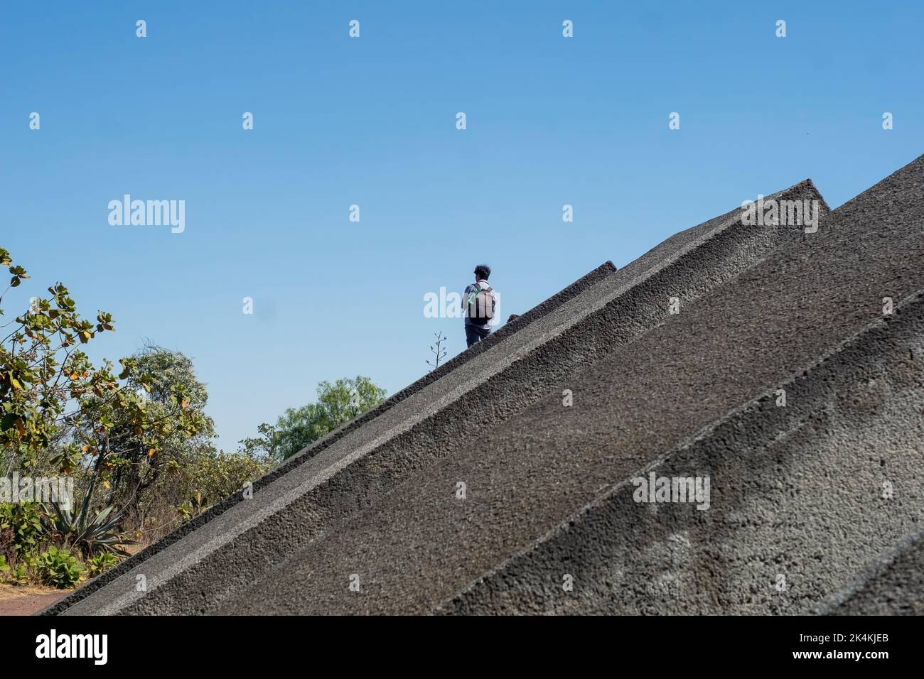 due persone che camminano, lunga esposizione sfocata, in pietra di sfondo scultura diversi livelli Foto Stock