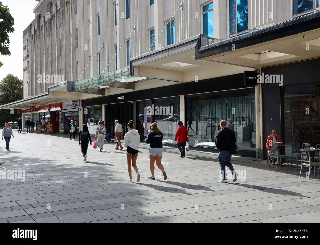 L'Armada Way di Plymouth, sede di un elegante negozio di flanels. Il centro commerciale regionale, attualmente in fase di grandi cambiamenti, è ancora molto conosciuto Foto Stock
