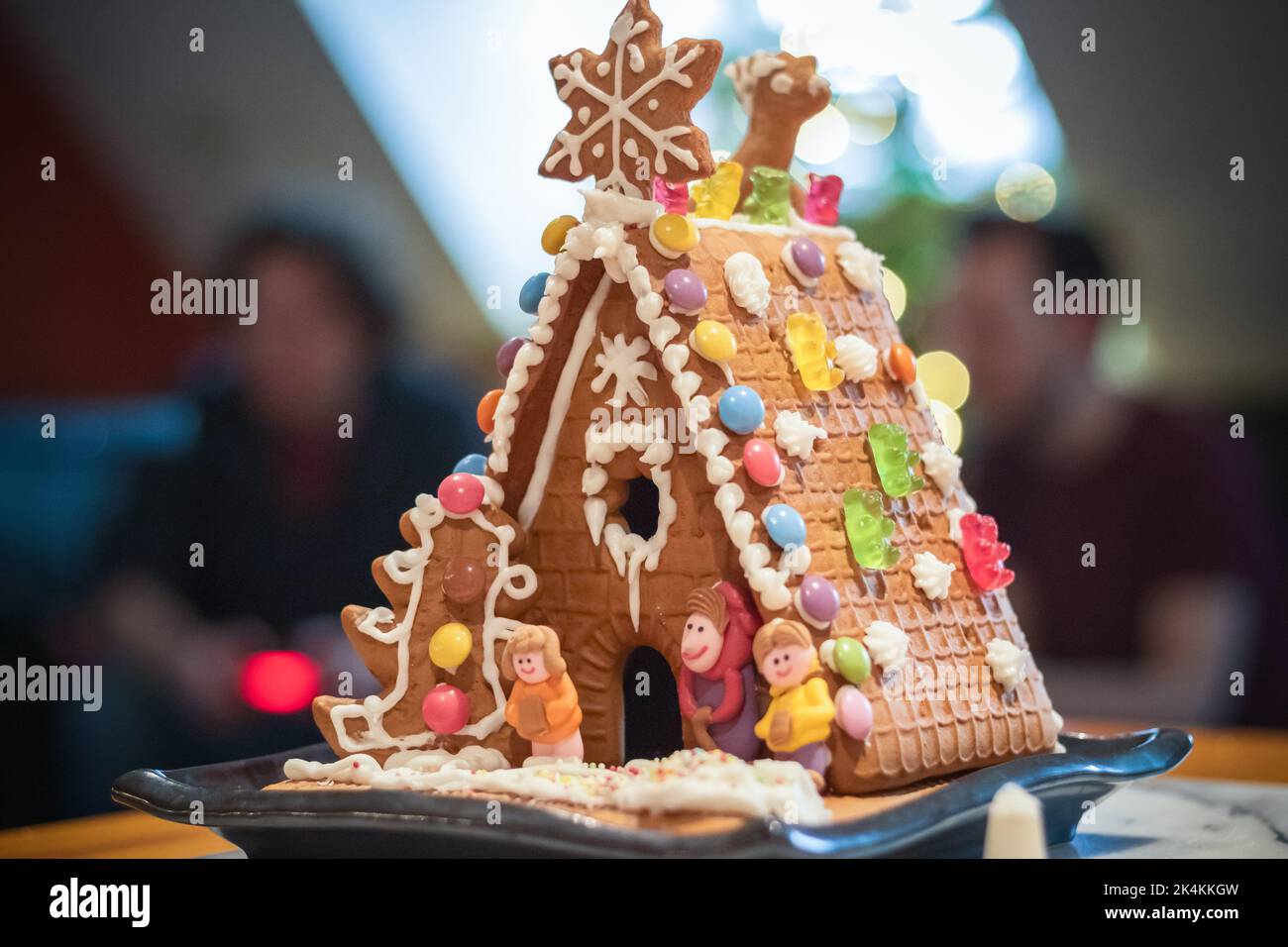 Casa di pan di zenzero di Natale in casa esposta su un tavolo Foto Stock