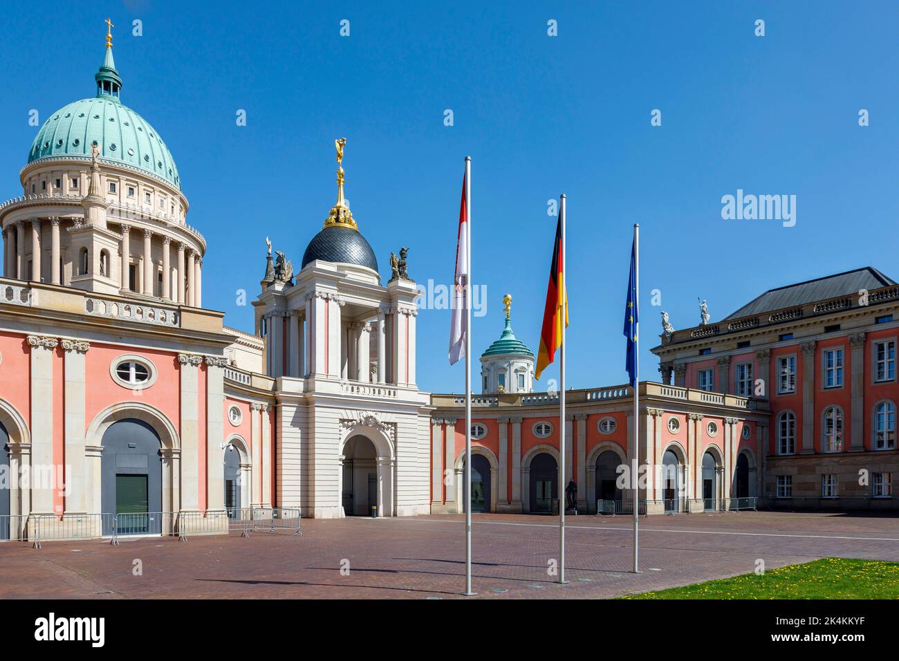 Palazzo della città di Potsdam e il Parlamento di Stato di Brandeburgo, con la cupola della Nikolaikirche sullo sfondo Foto Stock