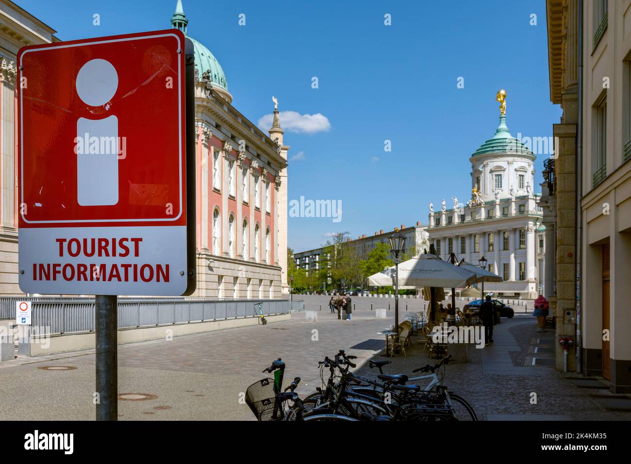 Informazioni turistiche Potsdam, vista del parlamento di Stato e Potsdam Museum nel vecchio municipio su Am Alten Markt Foto Stock