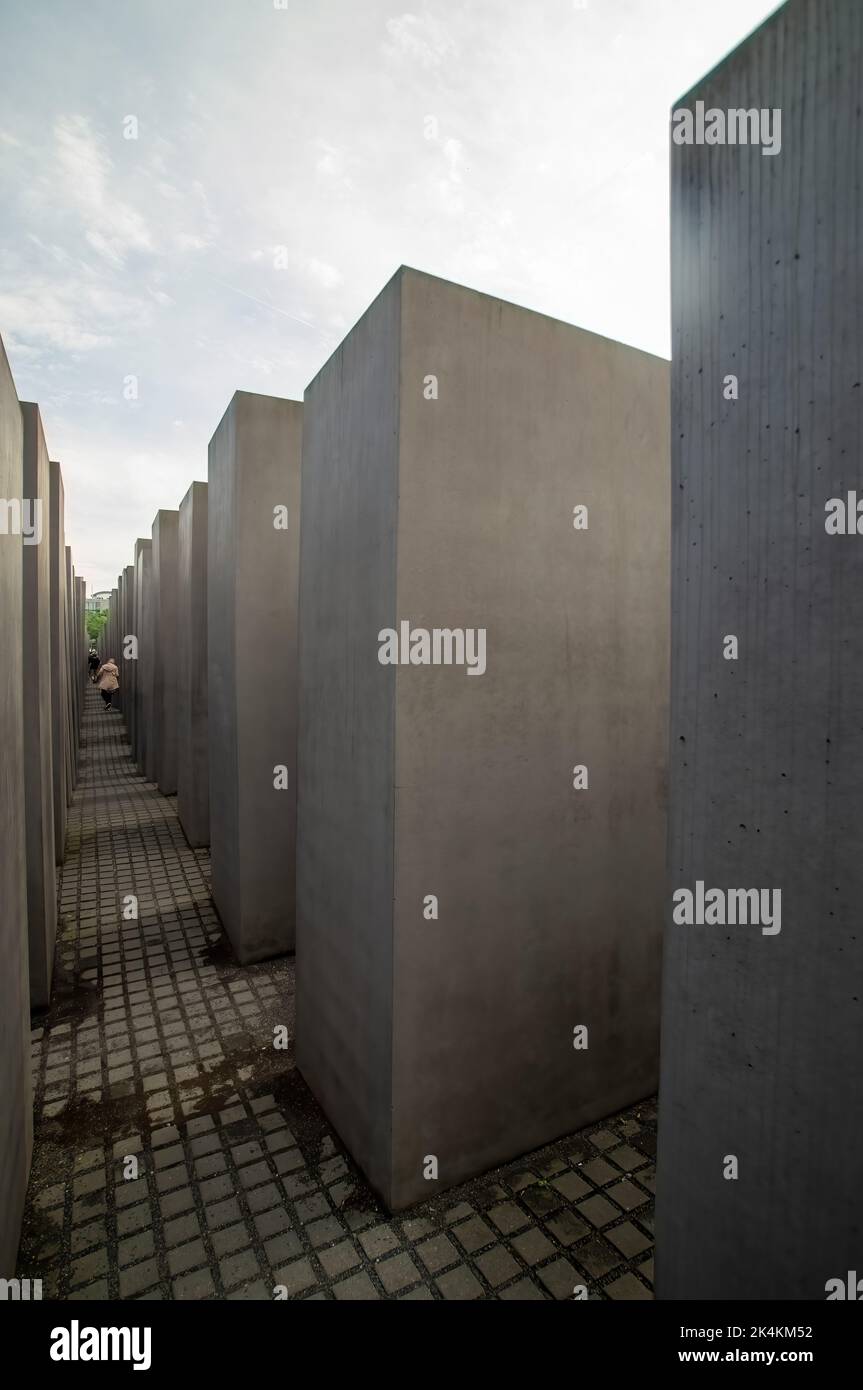 due persone che camminano, lunga esposizione sfocata, in pietra di sfondo scultura diversi livelli Foto Stock
