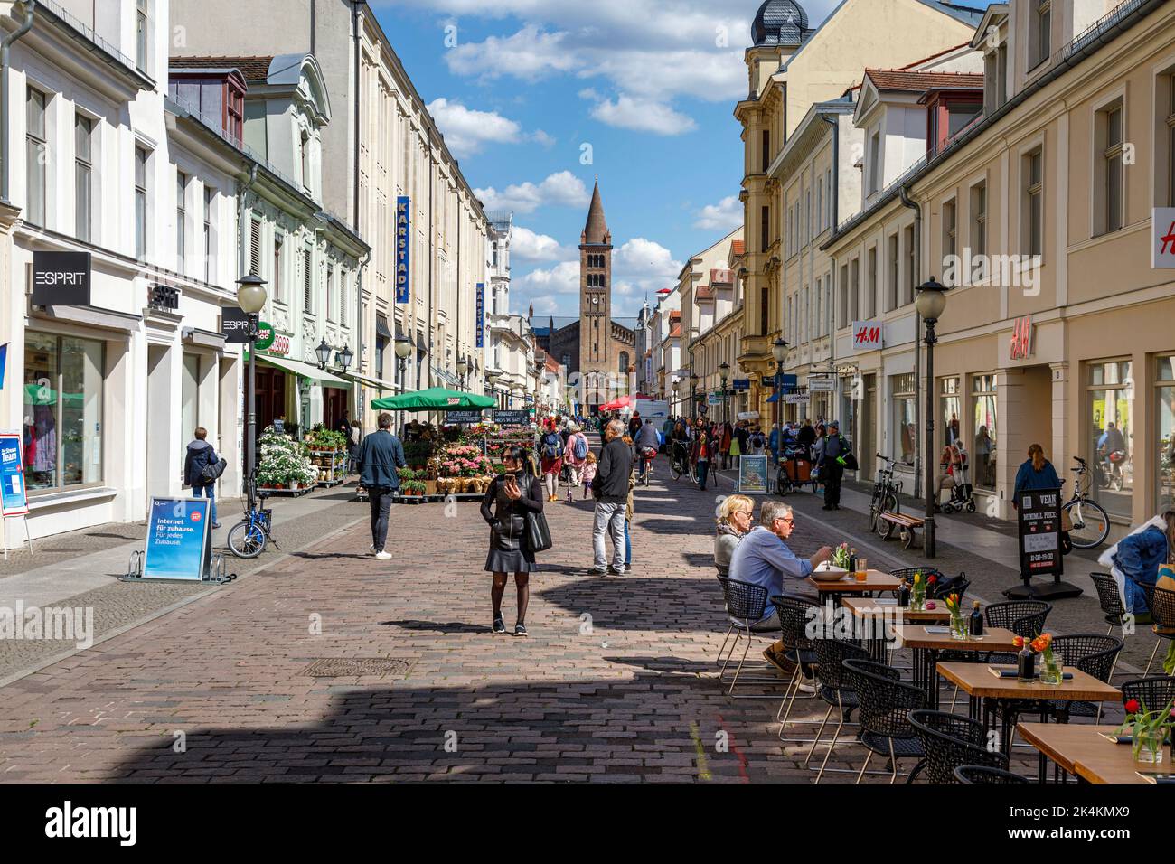 Zona pedonale Brandenburger Straße a Potsdam, popolarmente conosciuta come Broadway o Boulevard, vista verso la Chiesa di Pietro e Paolo Foto Stock