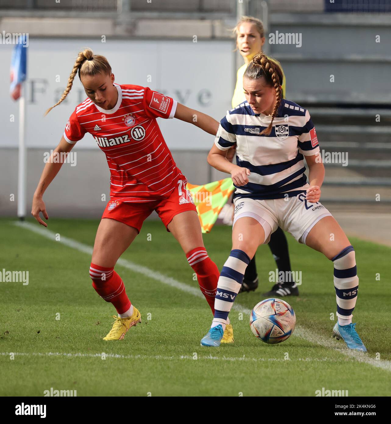 Duisburg, Germania. 02nd Ott 2022. Flyeralarm Frauen Bundesliga, giorno 3, MSV Duisburg - FC Bayern Monaco, Giulia Gwinn (Bayern), Alissa Andres (MSV) battaglia per la palla. Credit: Juergen Schwarz/Alamy Live News Foto Stock