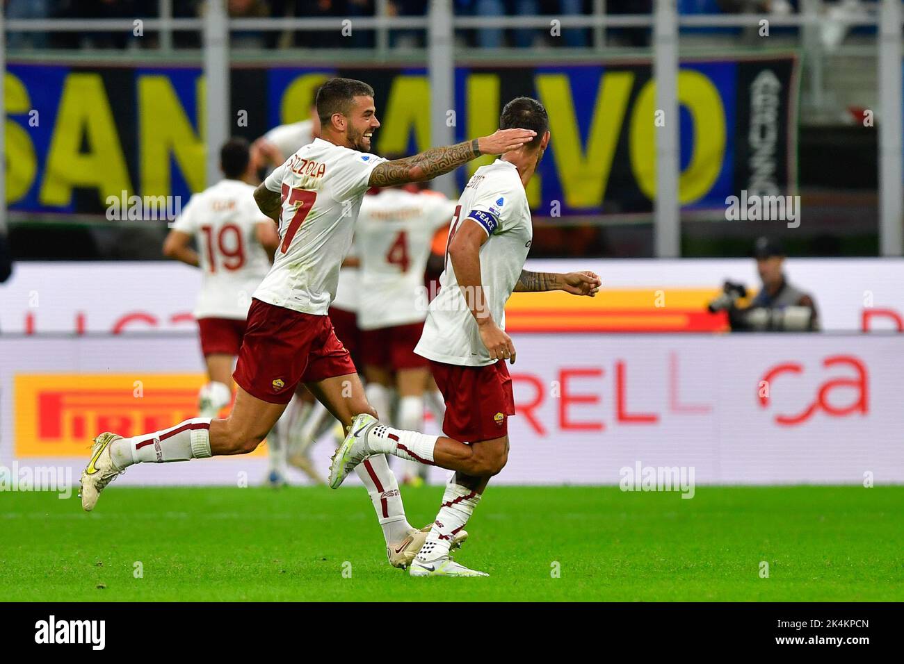 Milano, Italia. 01st, ottobre 2022. Leonardo Spinazzola (37) e Lorenzo Pellegrini (7) di Roma, in occasione della Serie, Si Sono visti in festa Un match tra Inter e Roma a Giuseppe Meazza a Milano. (Photo credit: Gonzales Photo - Tommaso Fimiano). Foto Stock