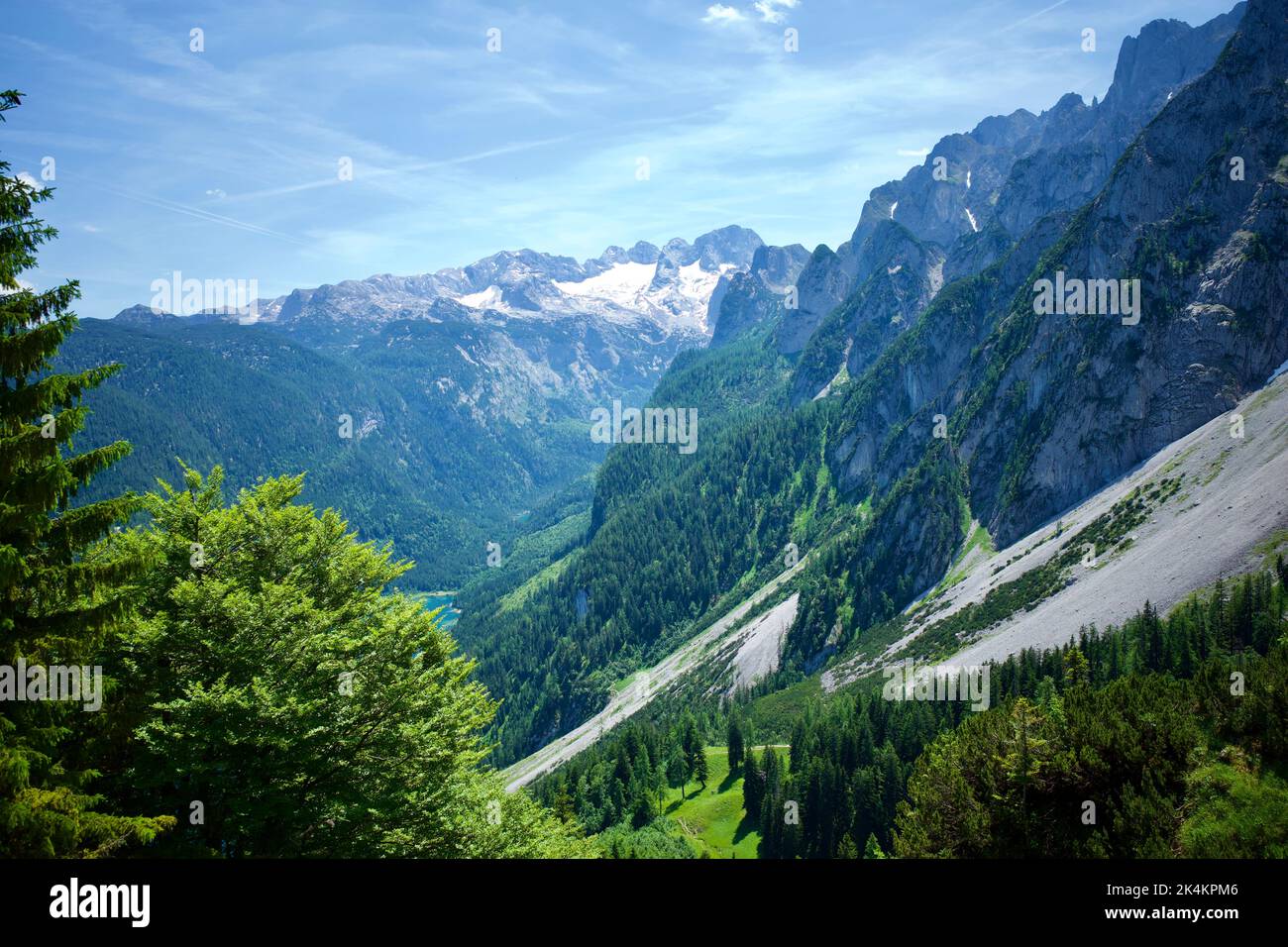 Gosau, parte alpina dell'alta Austria. Le montagne che circondano i laghi sono chiamate Monti Dachstein. Foto Stock