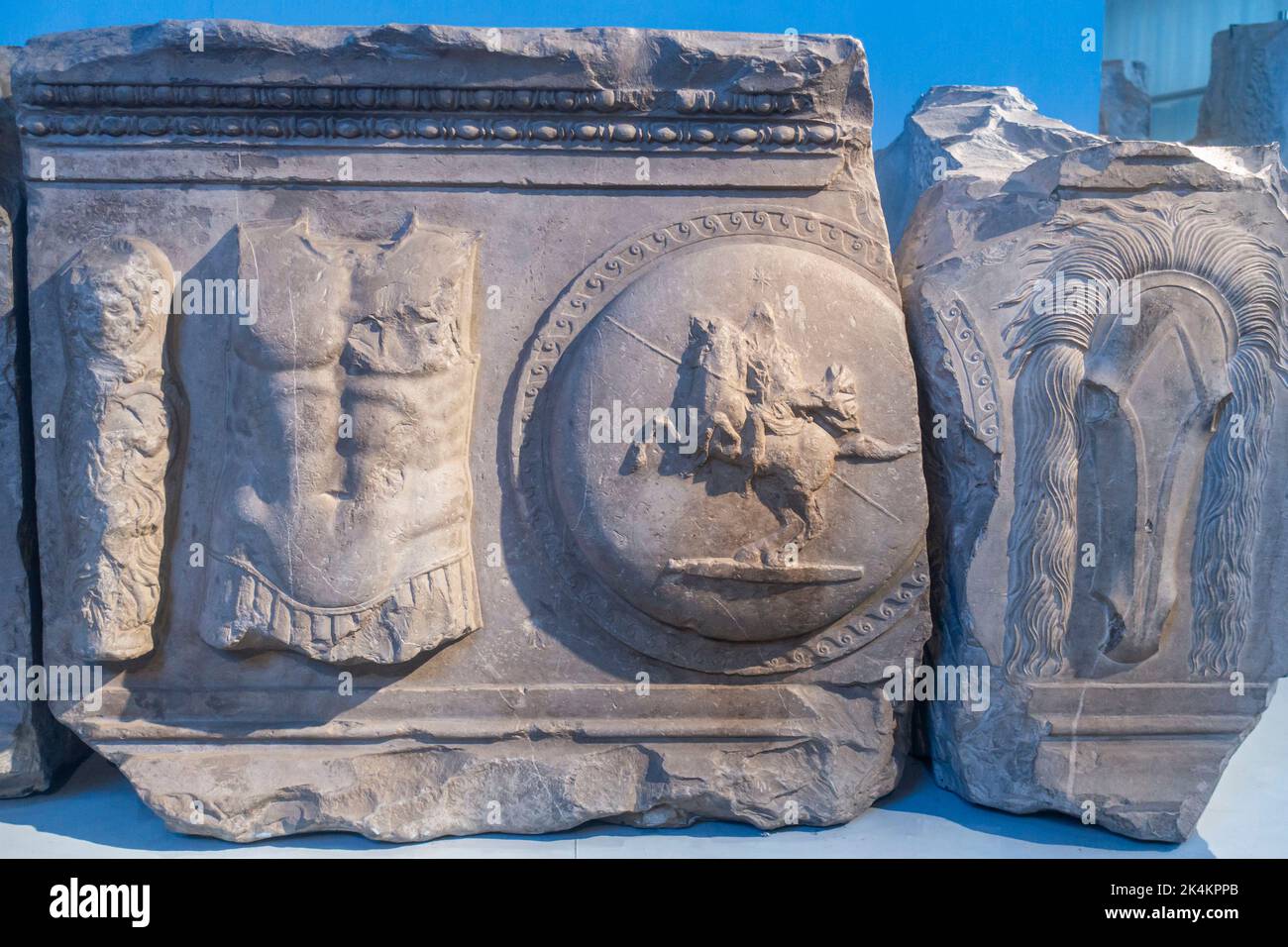 Roma, Centrale Montemartini, Museo, Monumento Trionfale eretto da Boccus, Re di Mauritania, calcare grigio Foto Stock