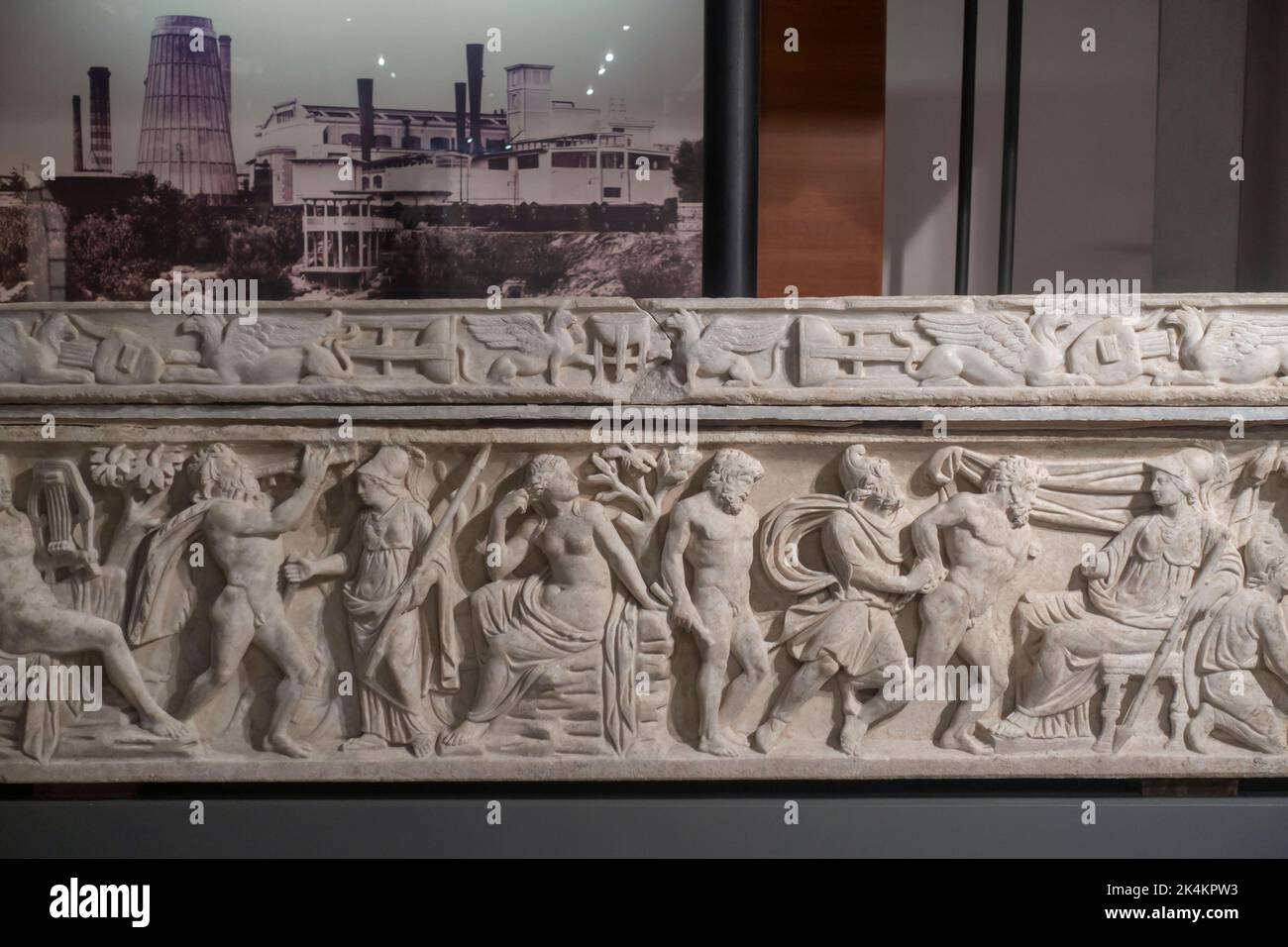 Roma, Italia - Museo Centrale Montemartini, sarcofago romano dei primi ipmeri del 1st° secolo d.C., Apollo e Marsia Foto Stock