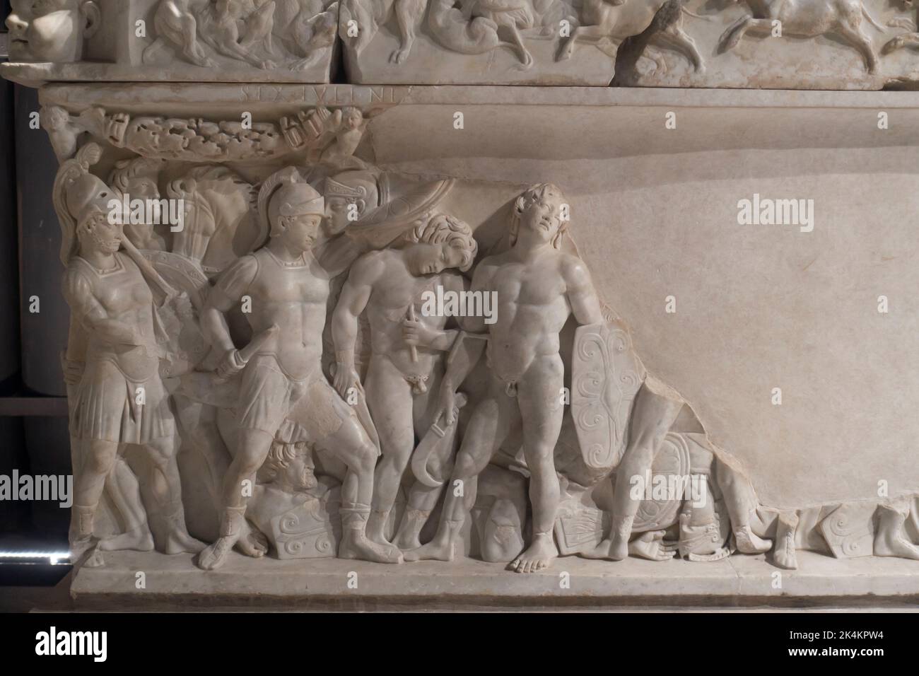 Roma, Italia - Museo Centrale Montemartini, sarcofago dei primi ipmeri del 1st° secolo d.C., scene di battaglia Foto Stock