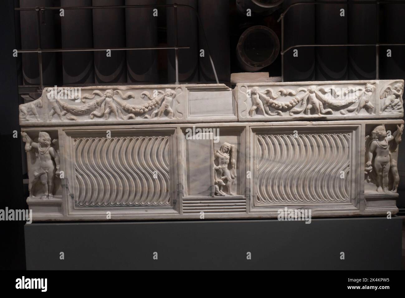 Roma, Italia - Museo Centrale Montemartini, sarcofago dei primi ipmeri del 1st° secolo d.C. Ercole e Cerberi Foto Stock