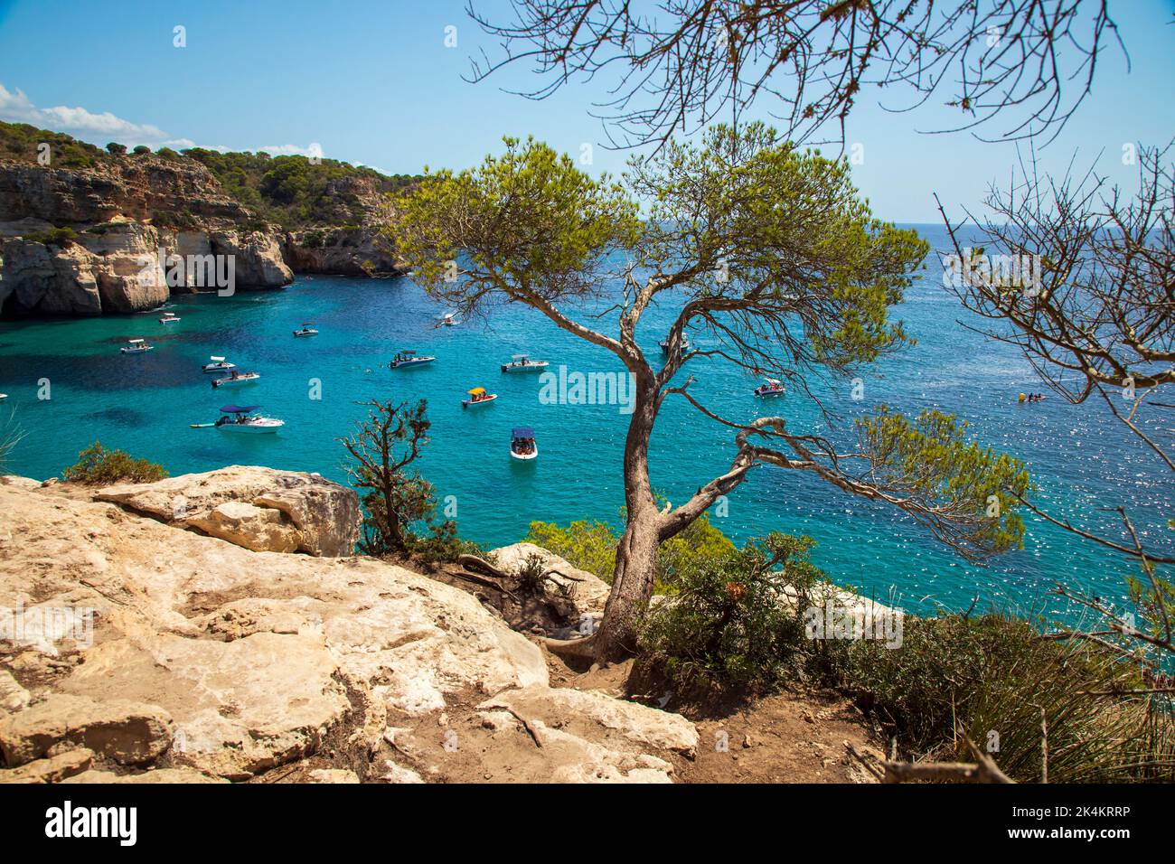 Bellissima acqua blu a Cala Macarella, Minorca Foto Stock