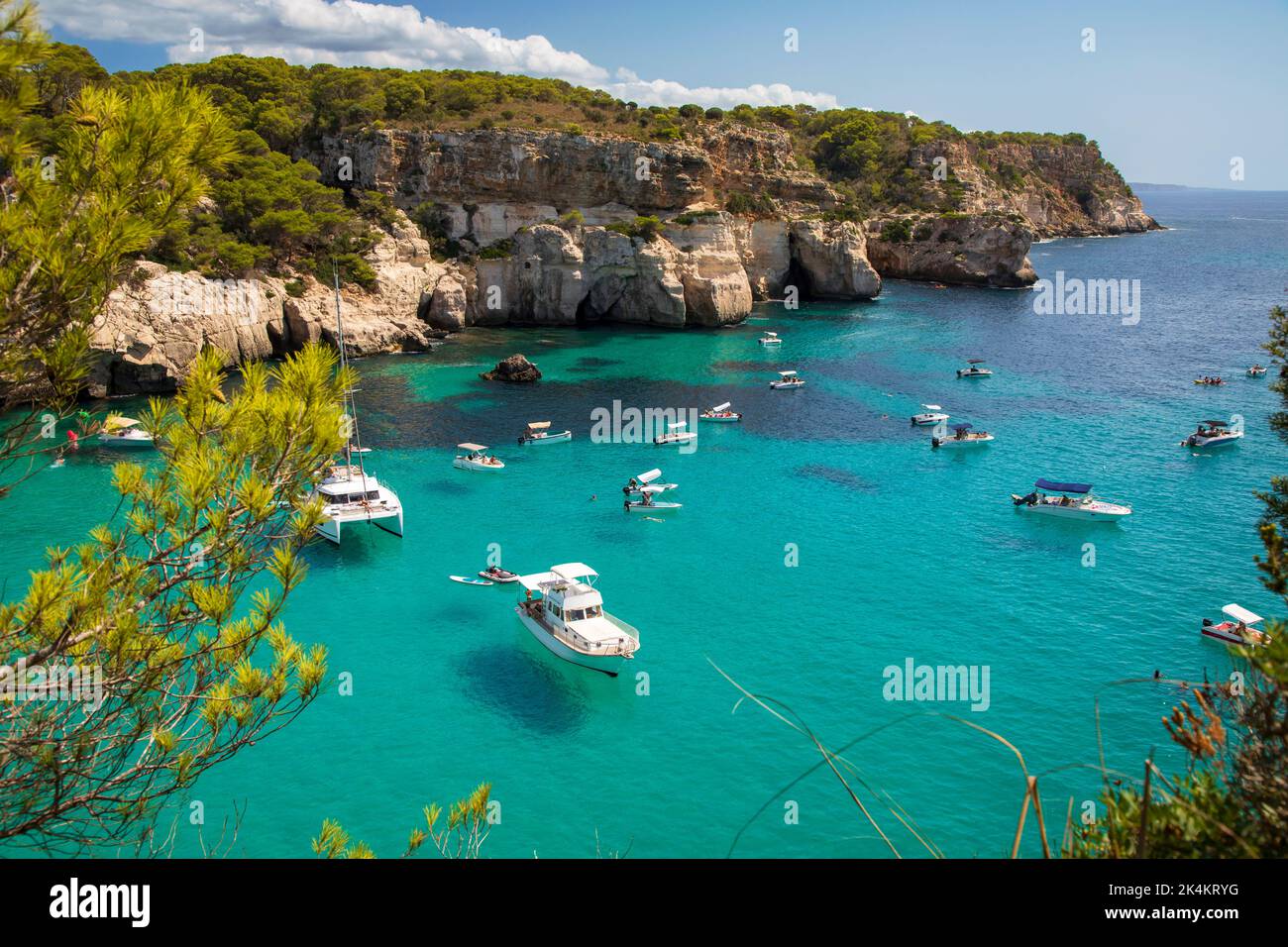 Bellissima acqua blu a Cala Macarella, Minorca Foto Stock