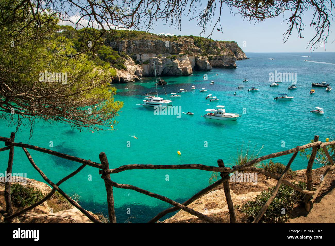 Bellissima acqua blu a Cala Macarella, Minorca Foto Stock