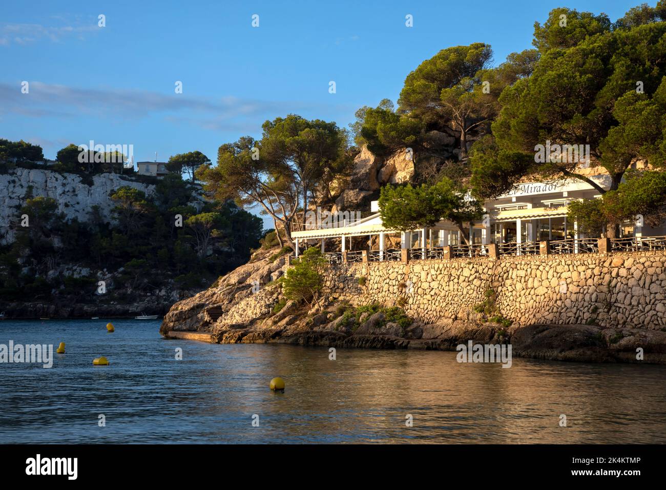 Minorca, Spagna - 4th settembre 2022:Cala Galdana è un popolare resort con un vero e proprio quadro da cartolina impostazione Foto Stock