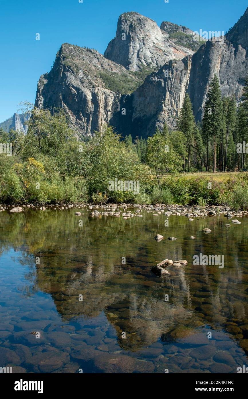 La Yosemite Valley, che include le Bridalveil Falls, è in vista completa in questo punto lungo il fiume Merced nel Parco Nazionale di Yosemite, CA, USA. Foto Stock