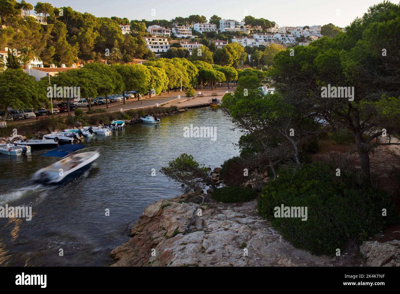 Minorca, Spagna - 4th settembre 2022:Cala Galdana è un popolare resort con un vero e proprio quadro da cartolina impostazione Foto Stock