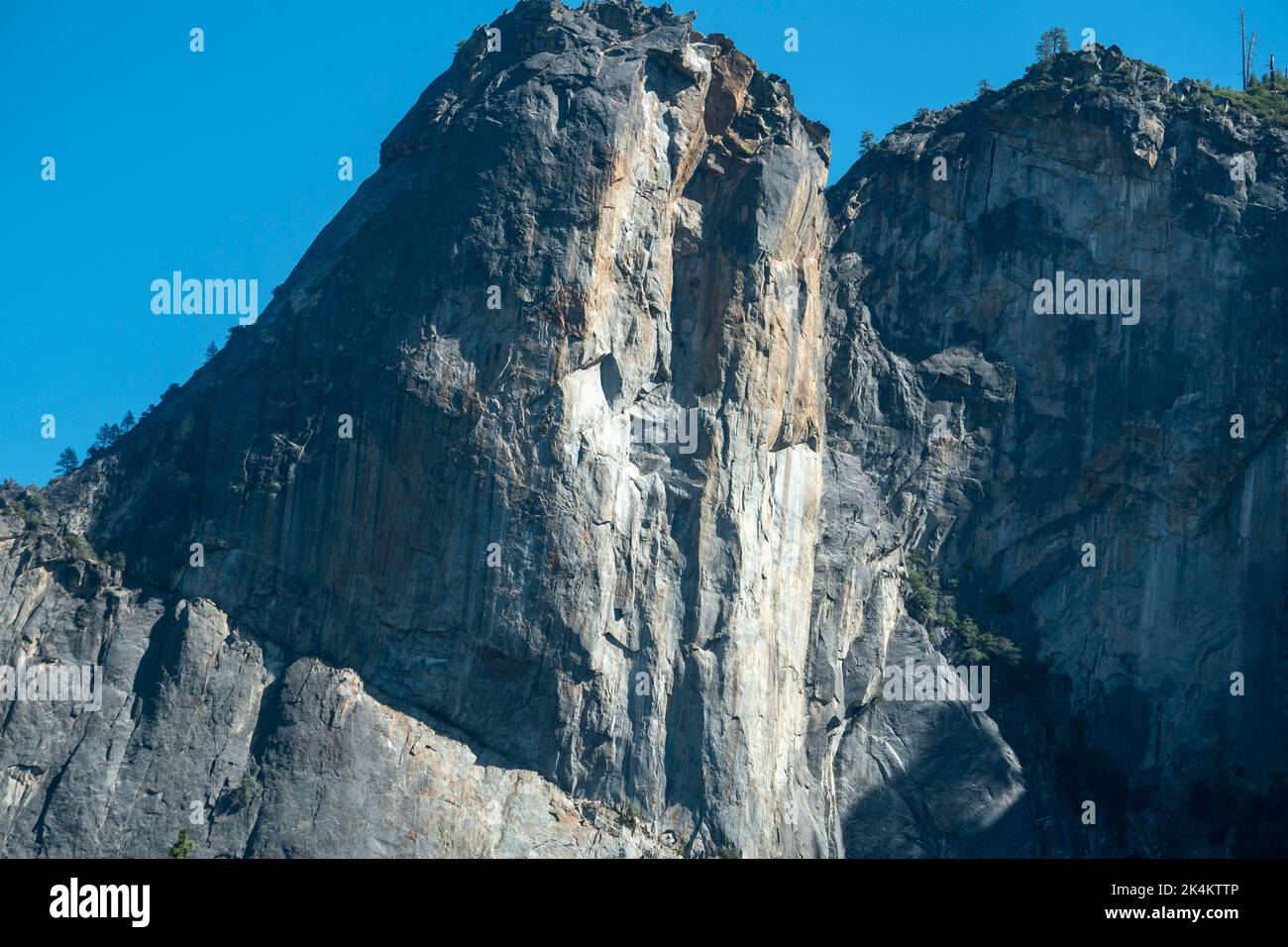 La Yosemite Valley, che include le Bridalveil Falls, è in vista completa in questo punto lungo il fiume Merced nel Parco Nazionale di Yosemite, CA, USA. Foto Stock