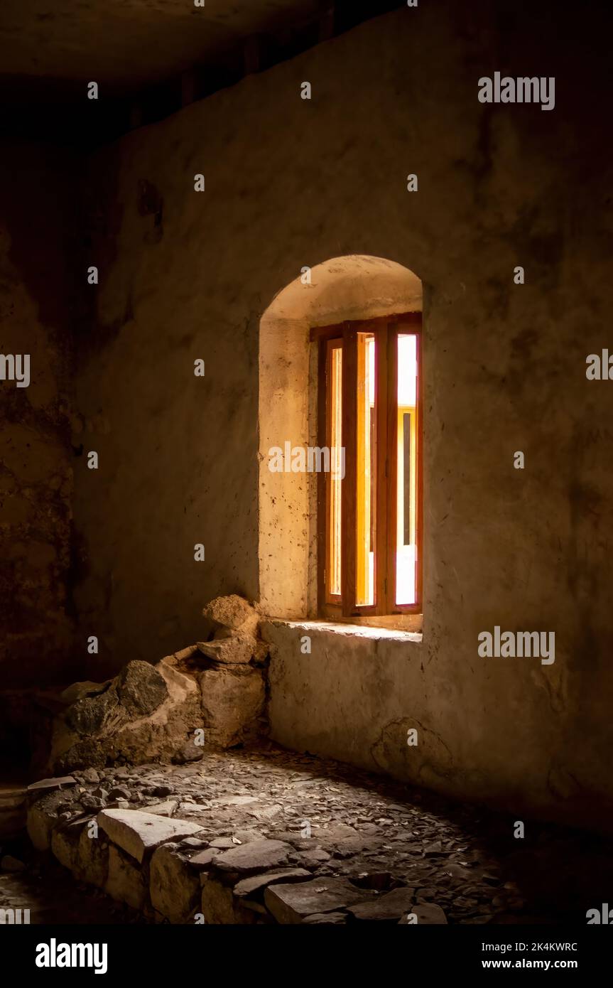 interno di una hacienda, o casa messicana in america latina, ingresso di luce a contrasto con lo spazio, la luce e l'ombra Foto Stock