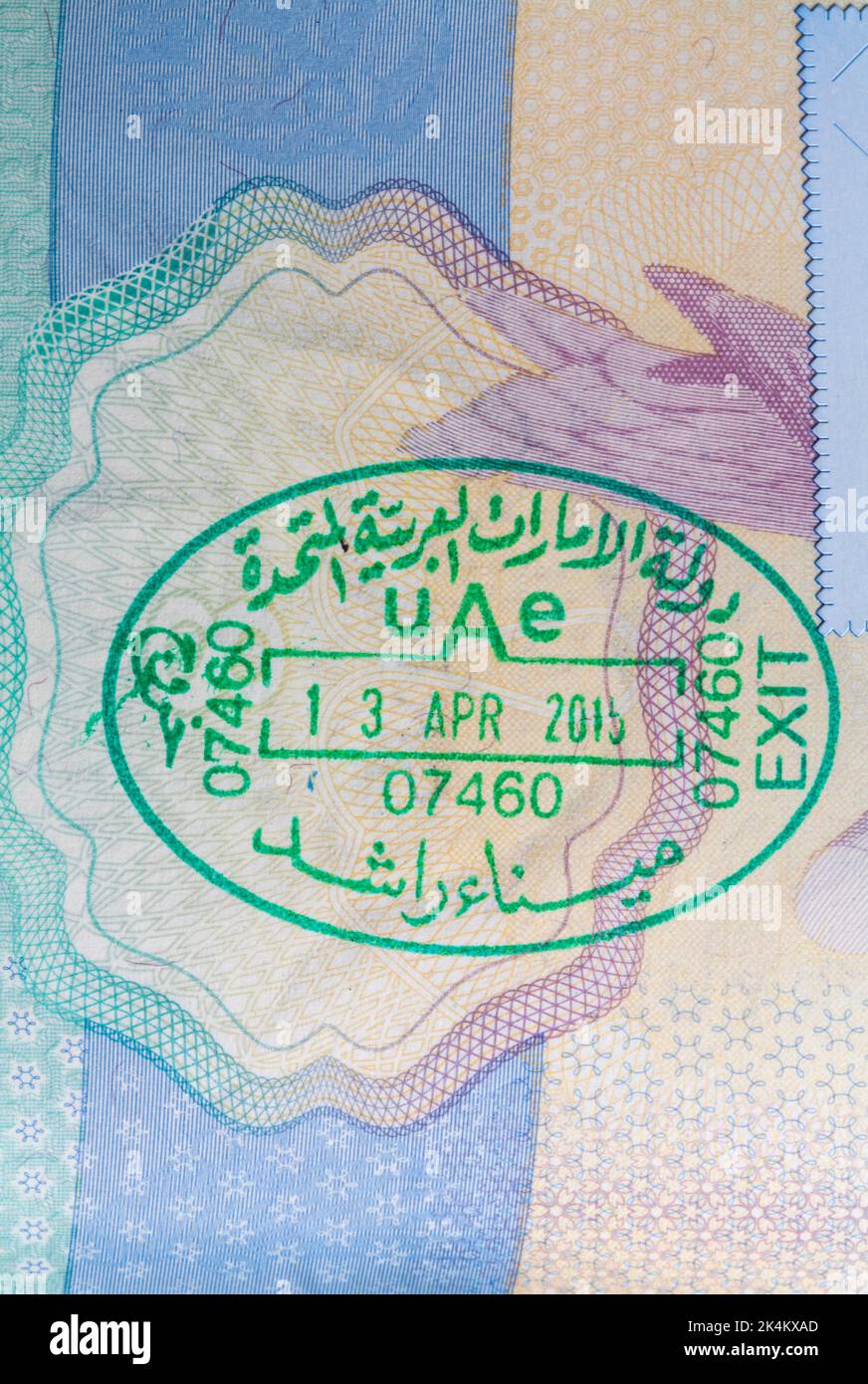 Francobollo degli Emirati Arabi Uniti nel passaporto britannico - Emirati Arabi Uniti 13 aprile 2015 uscita Foto Stock