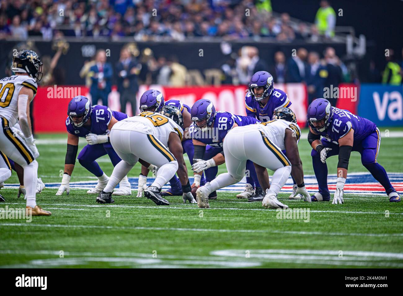 LONDRA, REGNO UNITO. 02th, ottobre 2022. Garrett Bradbury of Minnesota Vikings (al centro) pronto per l'azione durante la NFL 2022 London Series - Minnesota Vikings vs New Orleans Saints allo stadio Tottenham Hotspur domenica 02 ottobre 2022. LONDRA INGHILTERRA. Credit: Taka G Wu/Alamy Live News Foto Stock