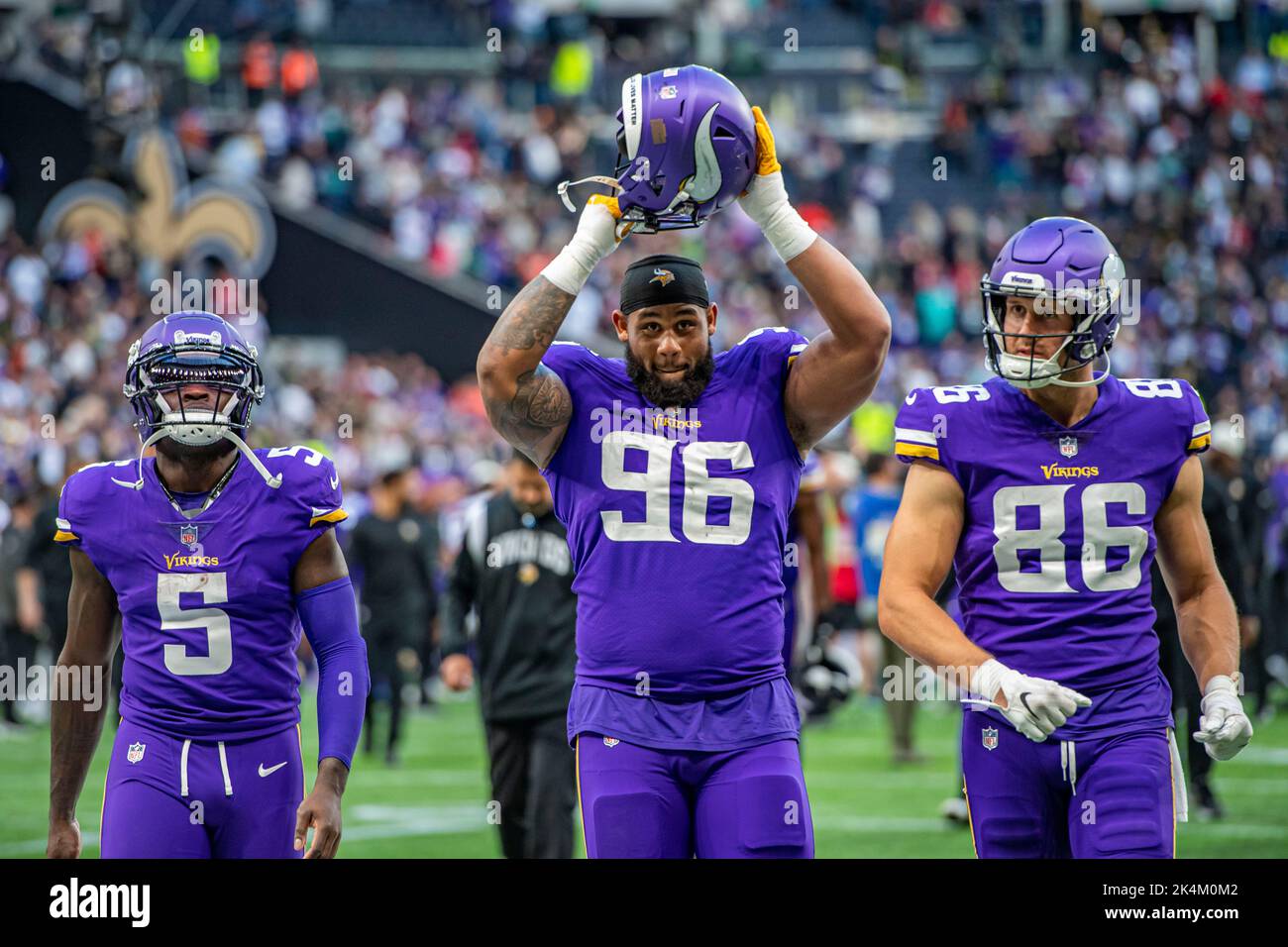 LONDRA, REGNO UNITO. 02th, ottobre 2022. Da sinistra Jalen Reagor, Ross Blacklock e Johnny Mundt of Minnesota Vikings durante la NFL 2022 London Series - Minnesota Vikings vs New Orleans Saints allo stadio Tottenham Hotspur domenica 02 ottobre 2022. LONDRA INGHILTERRA. Credit: Taka G Wu/Alamy Live News Foto Stock