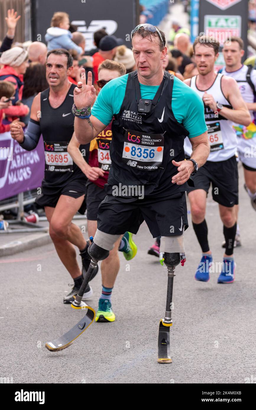 Atleta para Richard Whitehead che corre nella TCS London Marathon 2022, sulla Tower Bridge Approach Road, City of London, UK. Lame di corsa Foto Stock