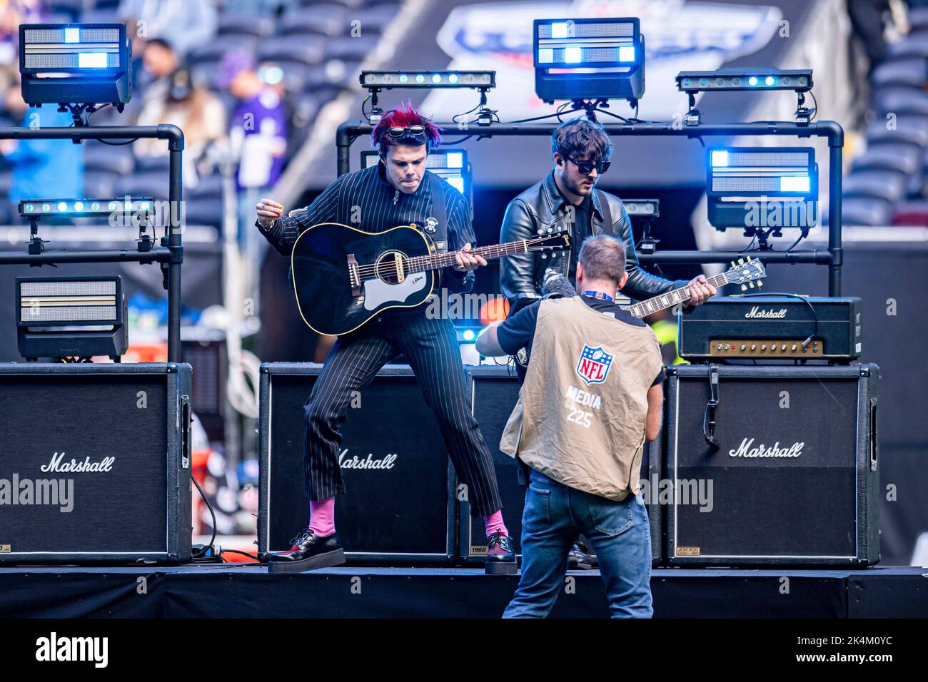 LONDRA, REGNO UNITO. 02th, ottobre 2022. Il cantante Dominic Richard Harrison (noto anche come Yungblud) si esibisce nel periodo di mezza giornata durante la London Series NFL 2022 - Minnesota Vikings vs New Orleans Saints allo stadio Tottenham Hotspur domenica 02 ottobre 2022. LONDRA INGHILTERRA. Credit: Taka G Wu/Alamy Live News Foto Stock