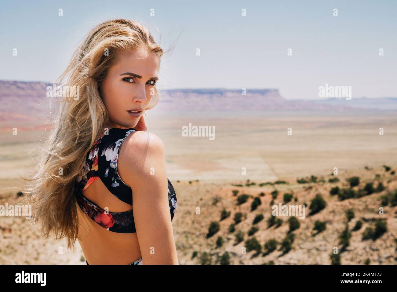 Ritratto di bella donna bionda con capelli lunghi nel paesaggio desertico Foto Stock