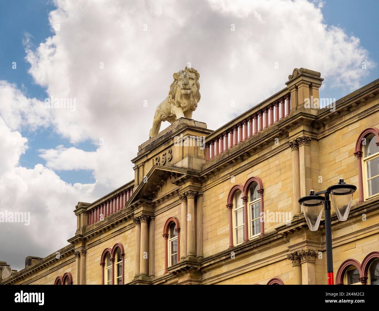 Statua di leone di pietra in cima agli edifici del leone su John Williams Street a Huddersfield. West Yorkshire. Foto Stock